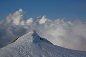 Salita di Marco e Sergio con tanta neve dalla Madonna delle nevi al Monte Cavallo dalla Val Terzera l'11 aprile 2010 - FOTOGALLERY